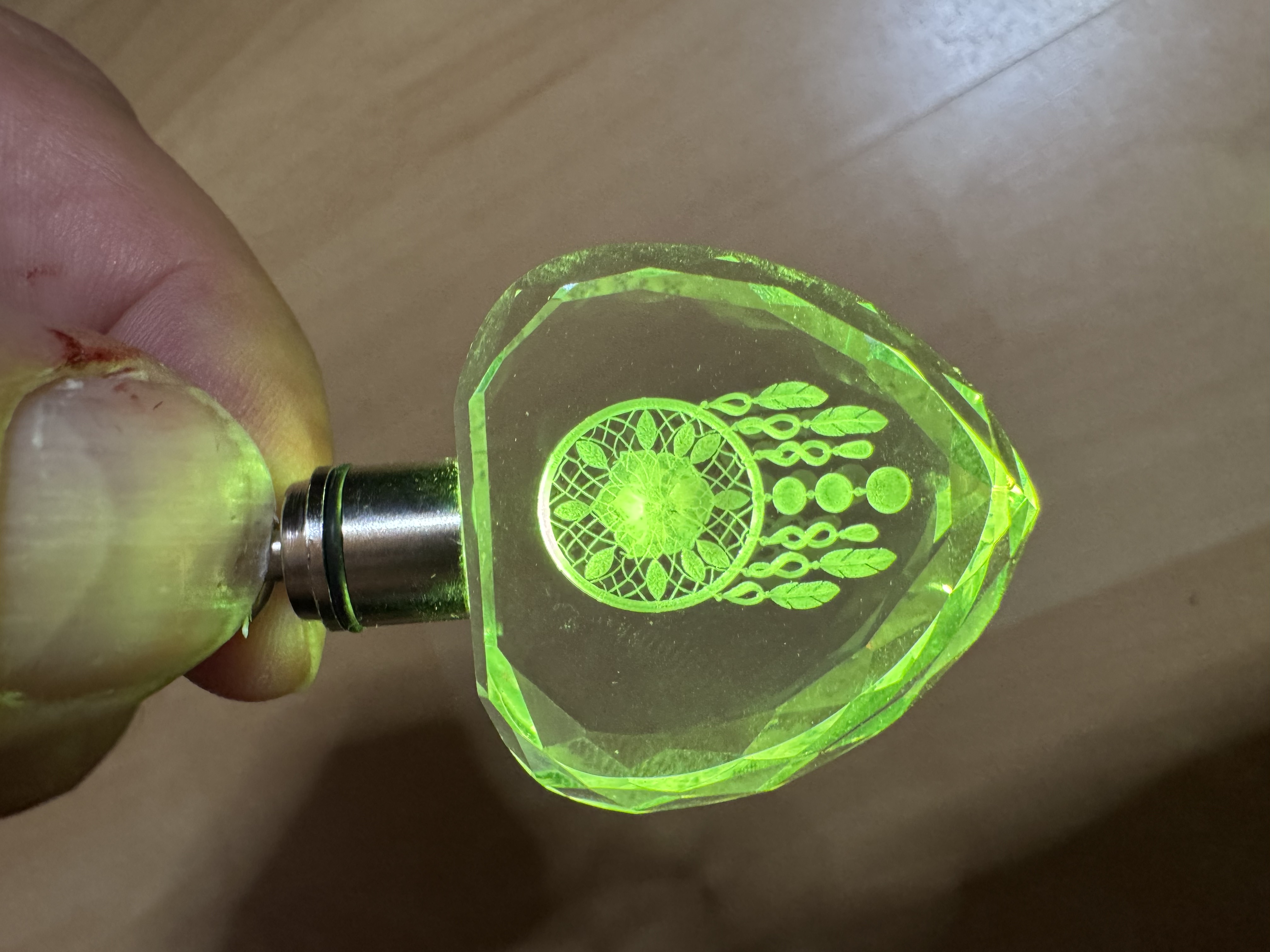 [Laser cut and engrave] Herzförmiger Kristallanhänger mit Traumfänger-Motiv