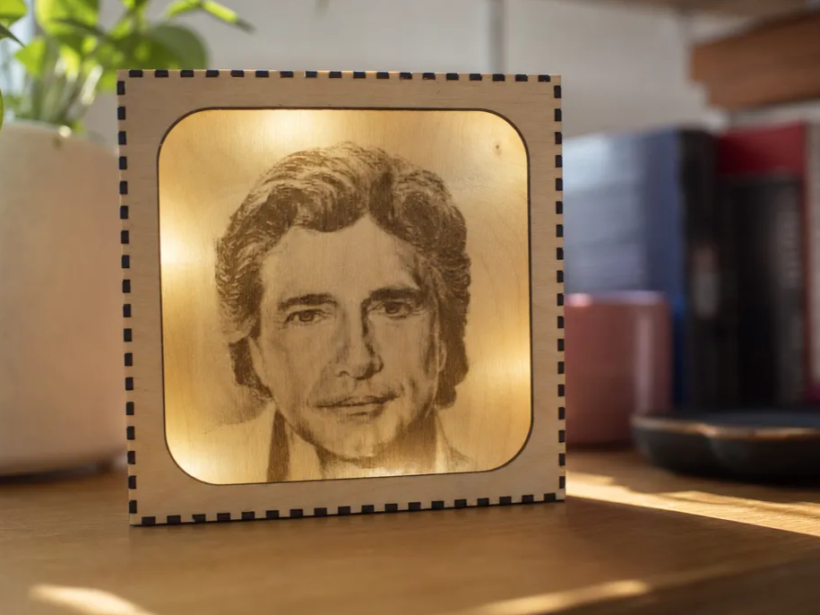Veilleuse en bois représentant Frederic Francois