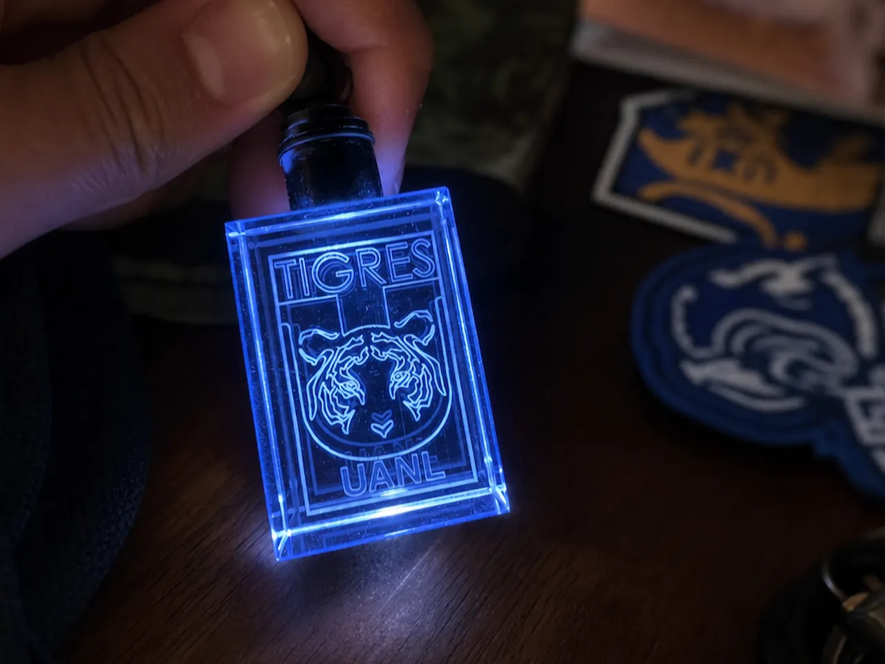 [Laser cut and engrave] Tigres UANL Light-Up Acrylic Keychain