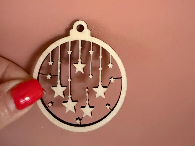 Boule de Noël suspendue avec motif d'étoiles
