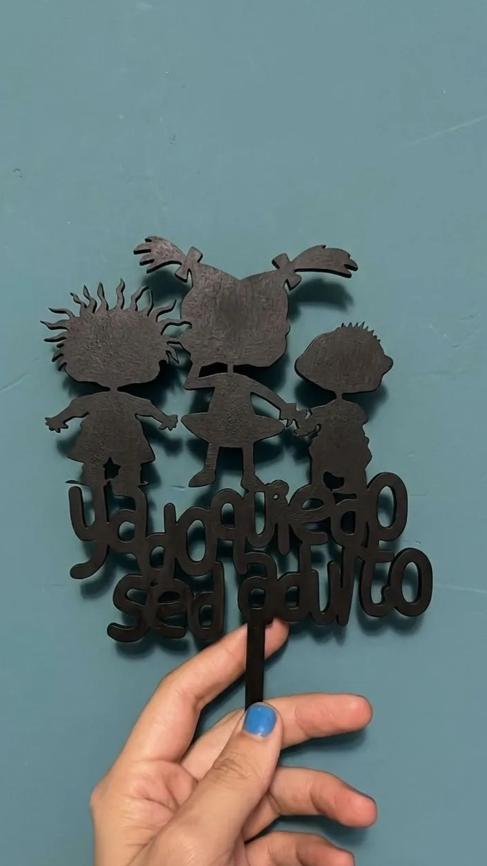 [Laser cut and engrave] Topper para pastel con personajes de Rugrats y frase ya no quiero ser adulto