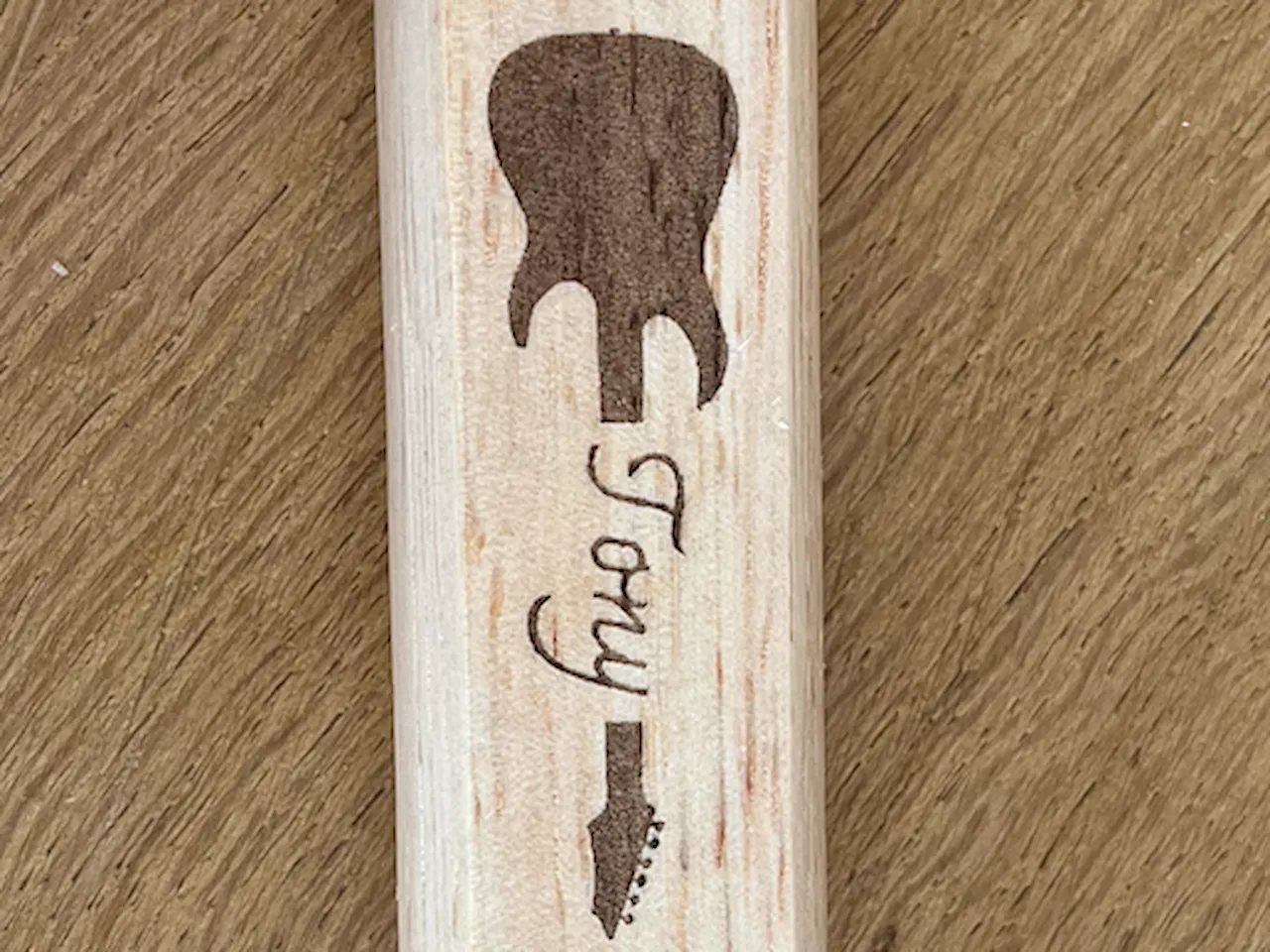 [Laser cut and engrave] Baguette de batterie en bois personnalisée avec motif de guitare et prénom Tony