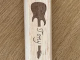 [Laser cut and engrave] Baguette de batterie en bois personnalisée avec motif de guitare et prénom Tony