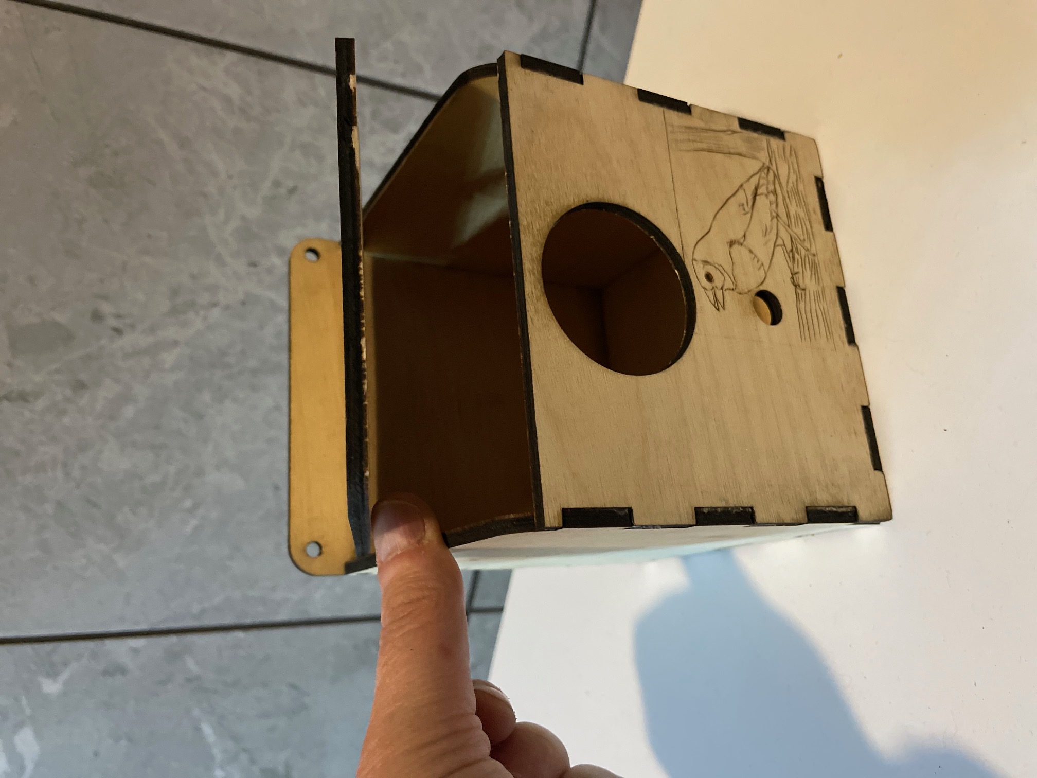 [Laser cut and engrave] Drewniana budka lęgowa dla ptaków z grawerem