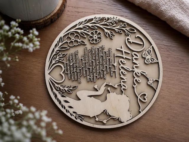 Rundes Holzschild mit Dankesbotschaft und Blumenmotiv für Helena