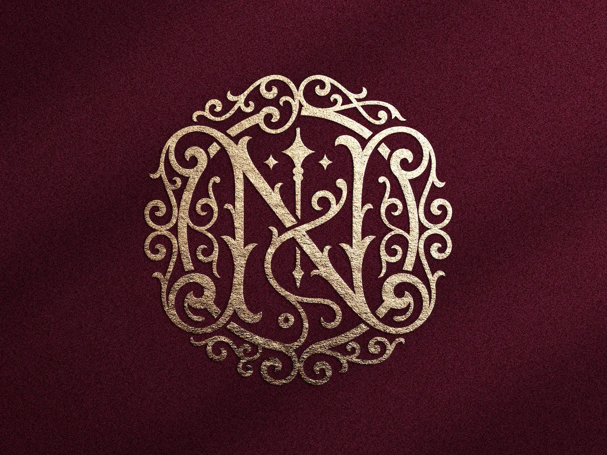 [Laser cut and engrave] Monogramme doré avec lettres N  sur fond texturé bordeaux