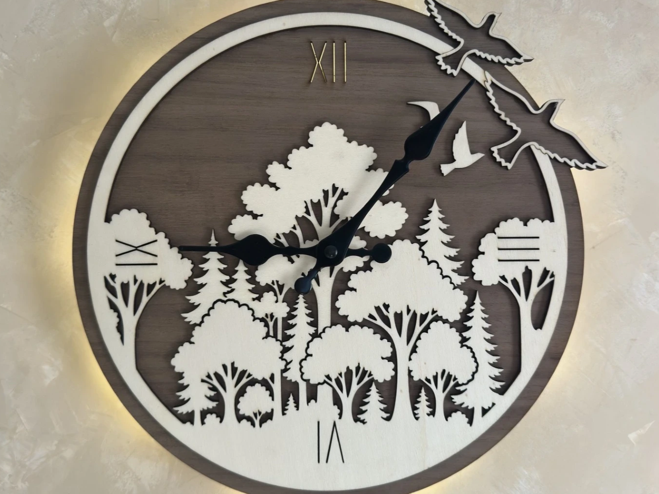 Horloge murale ronde avec motif de forêt et oiseaux