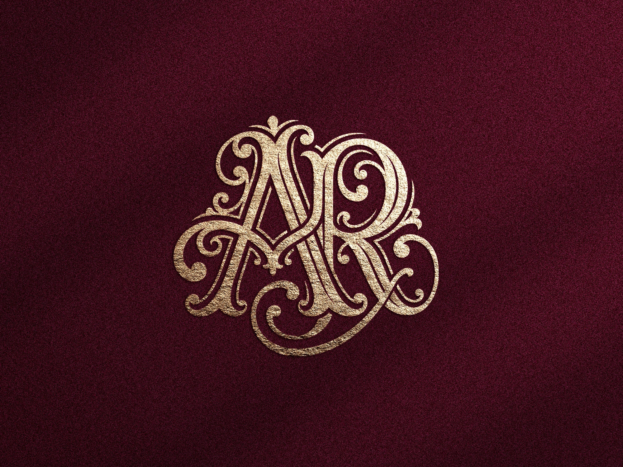 Monogramme doré AR entrelacé sur fond texturé bordeaux