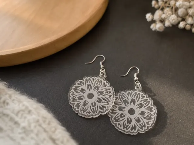 Boucles d'oreilles pendantes transparentes à motif floral mandala