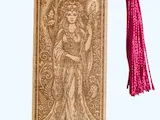 [Laser cut and engrave] Marque-page en bois avec illustration de fée elfe et pompon rose