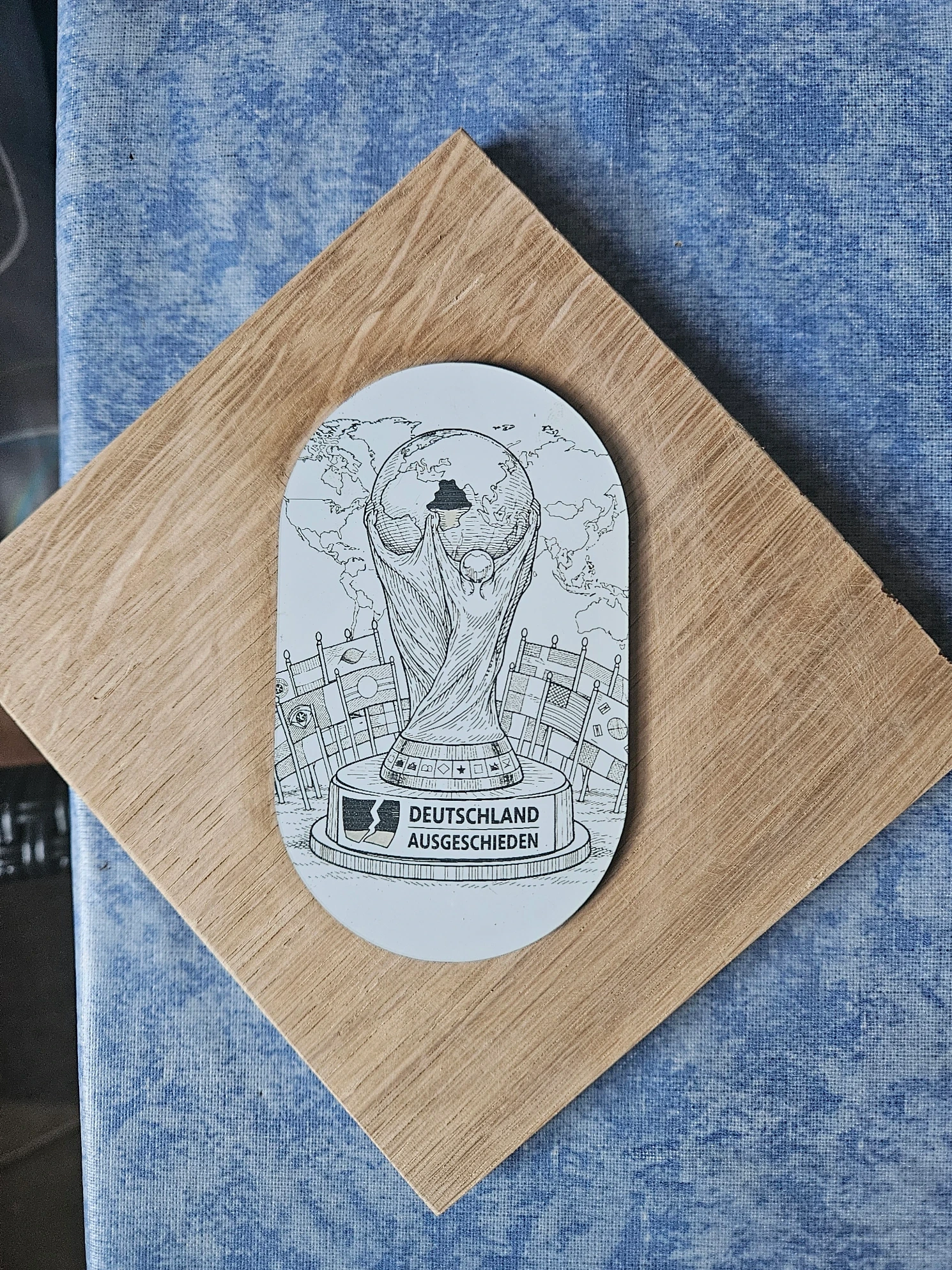 [Laser cut and engrave] Holzschild zur Fußball Weltmeisterschaft 2026 mit WM-Pokal Motiv