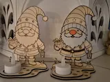 [Laser cut and engrave] Weihnachtswichtel Teelichthalter aus Holz mit Geschenk und Laterne