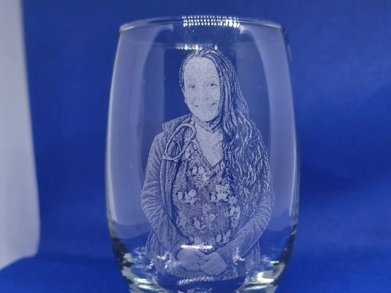 [Laser cut and engrave] Stemless Wine Glass Featuring a Portrait of a Woman with a Stethoscope