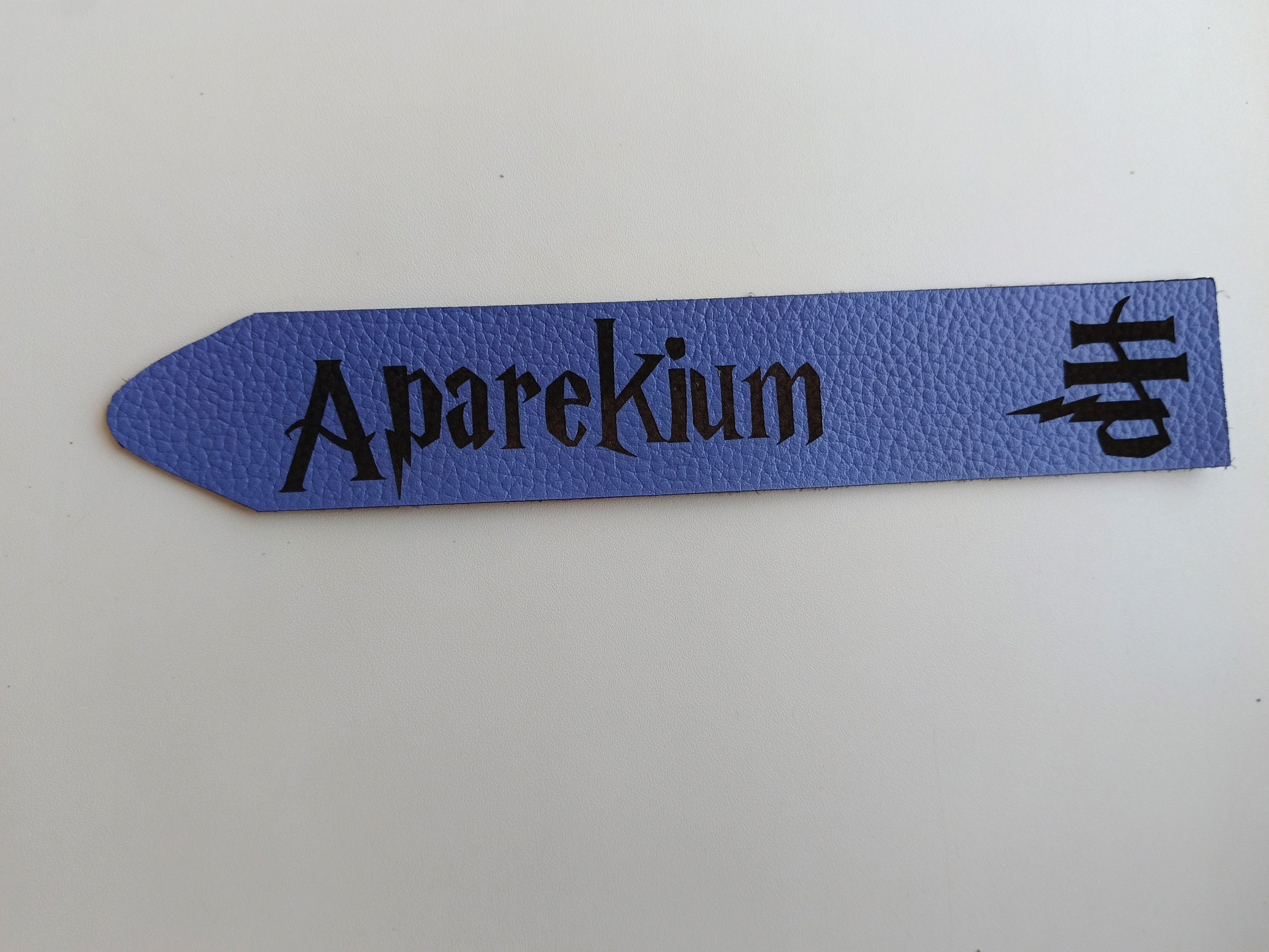 [Laser cut and engrave,Screen printing] Книжная закладка из кожи