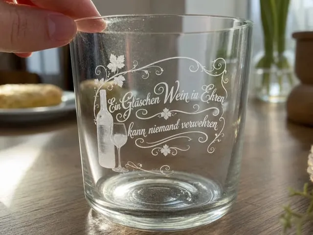 Trinkglas mit Weinmotiv und Spruch Ein Gläschen Wein in Ehren