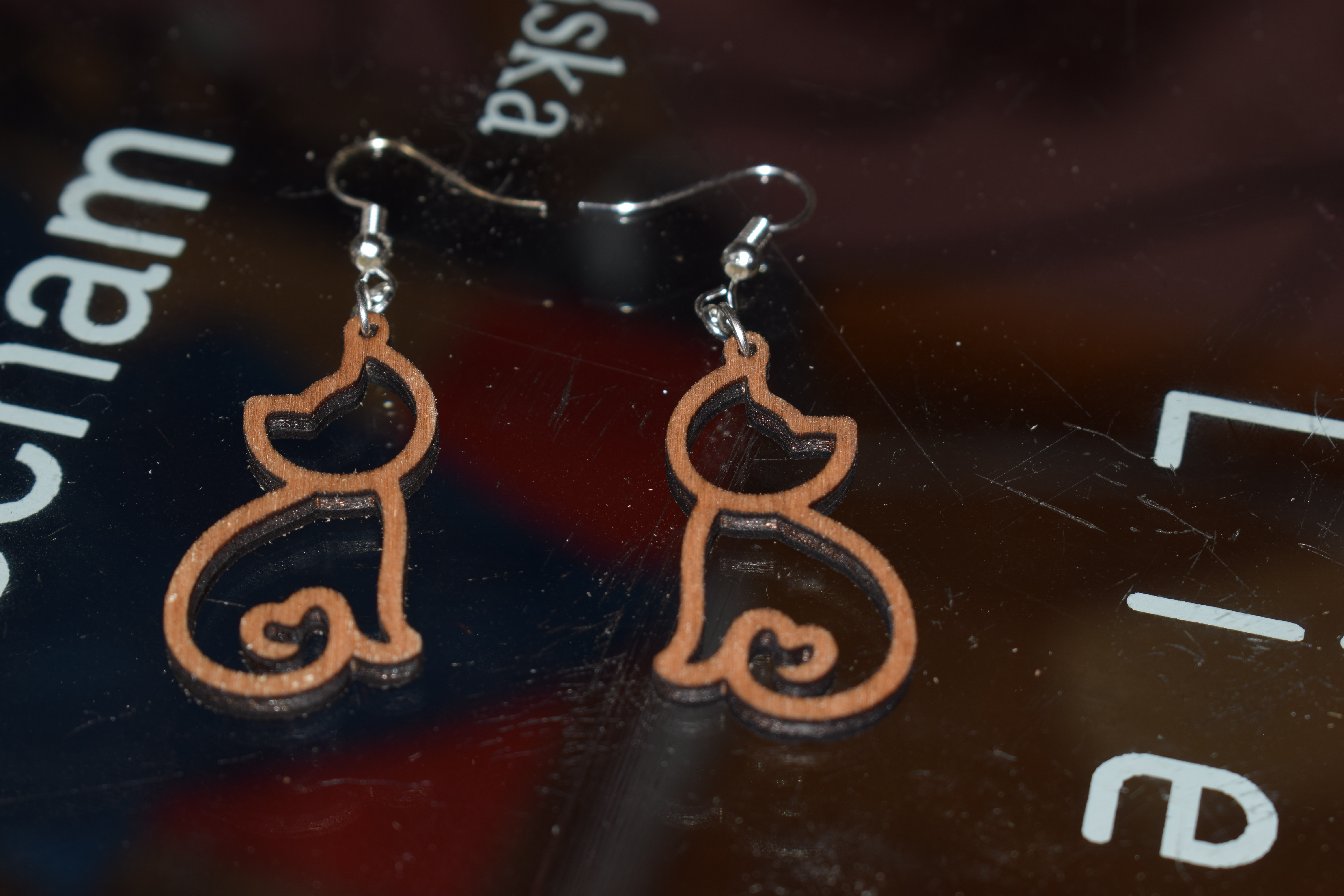 [Laser cut and engrave] Boucles d'oreilles pendantes en forme de silhouette de chat