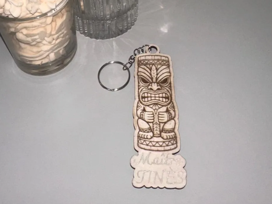 Porte-clés en bois avec motif de totem tiki