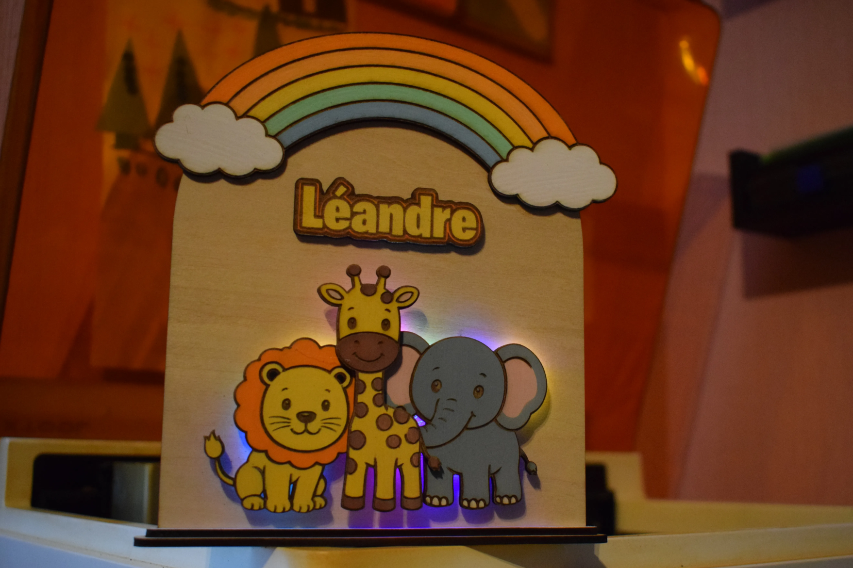[Laser cut and engrave] Veilleuse personnalisée avec prénom arc-en-ciel et animaux de la jungle