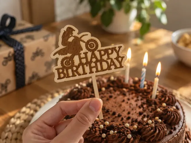 Décoration de gâteau d'anniversaire avec motif de moto cross