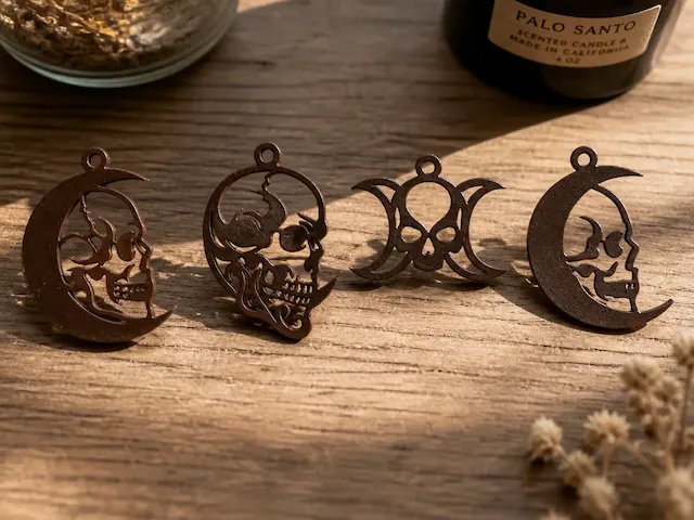Liontin kalung motif tengkorak dan bulan sabit bergaya gotik