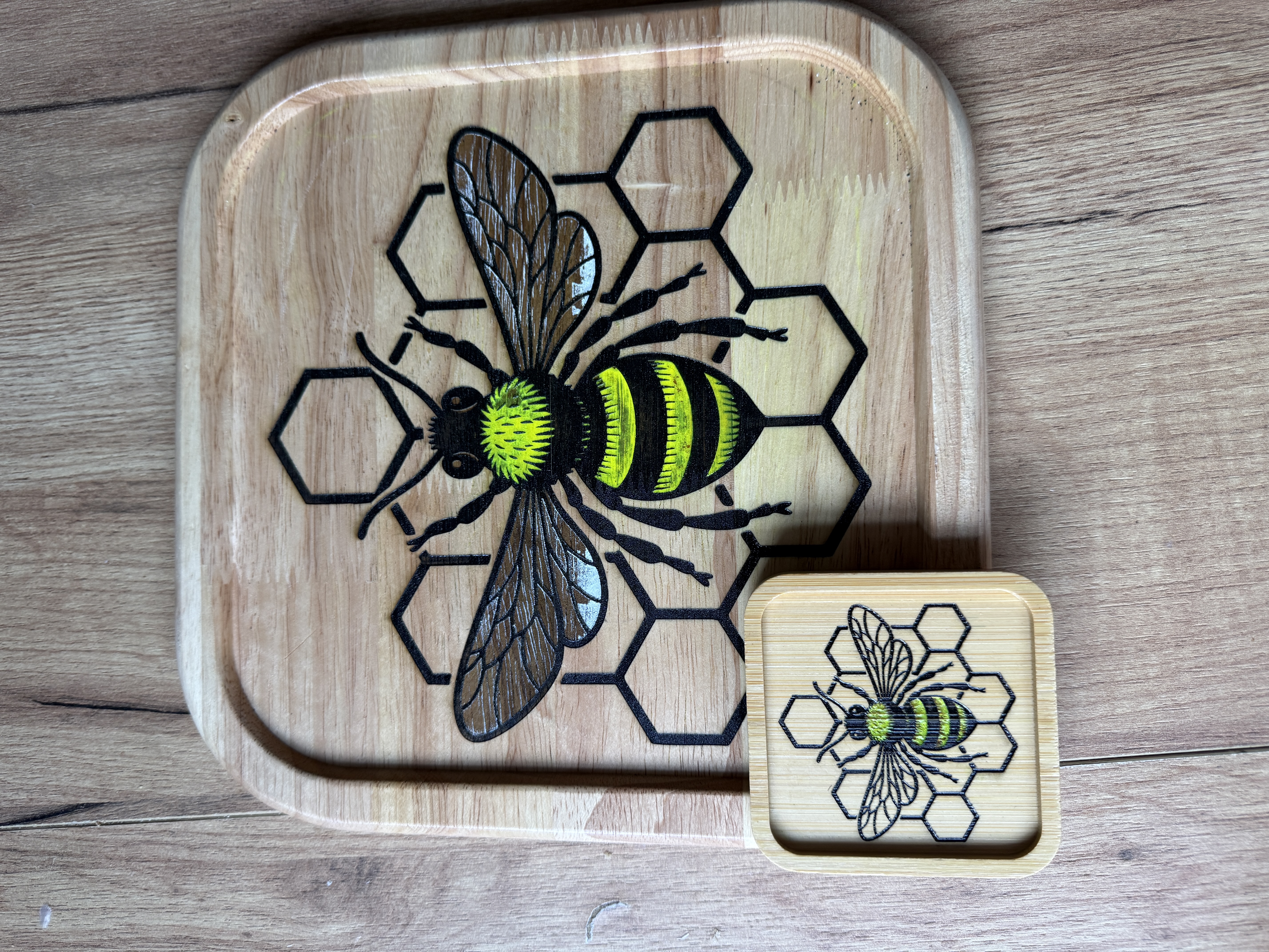 [Laser cut and engrave] Drewniana taca z motywem pszczoły i plastra miodu