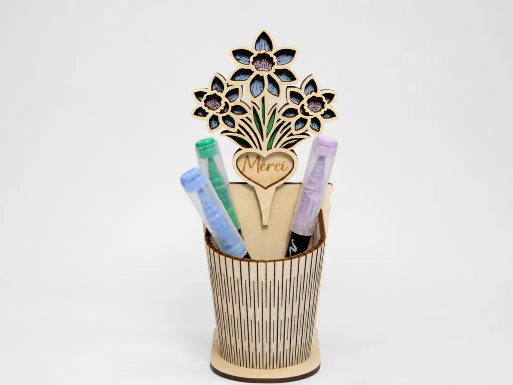 Pot à crayons en bois avec fleurs et inscription Merci