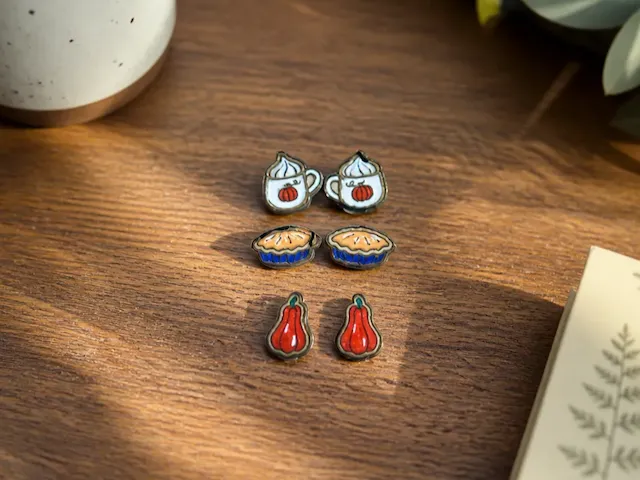 Boucles d'oreilles automnales avec motifs de tasse, tarte et courge