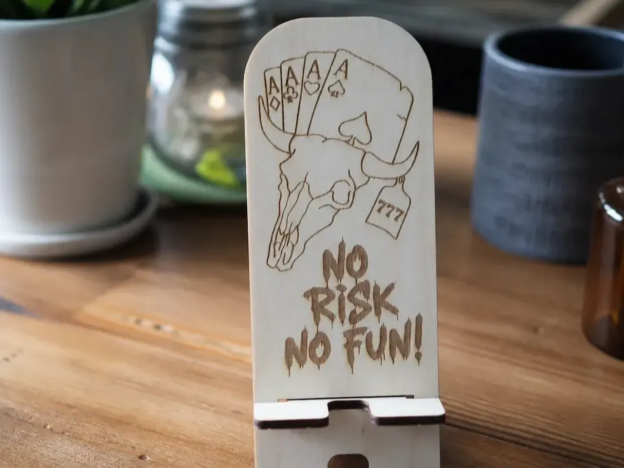 [Laser cut and engrave] Support de téléphone en bois avec motif crâne de taureau et cartes à jouer
