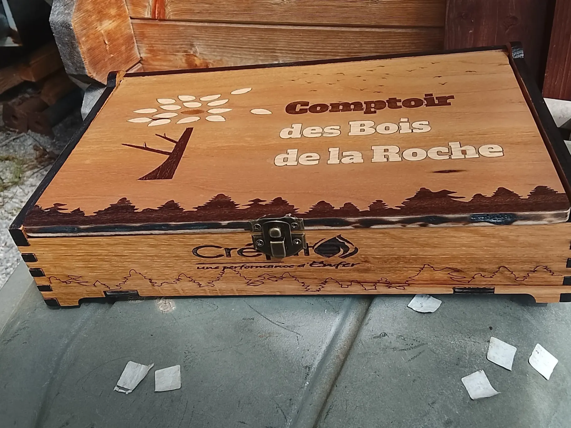 [Laser cut and engrave] Boîte de rangement en bois avec motif d'arbre et inscription Comptoir des Bois