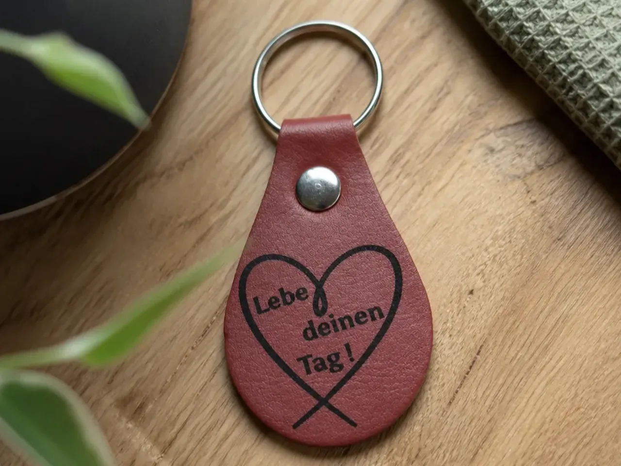 [Laser cut and engrave] Schlüsselanhänger aus Leder mit Herz-Motiv und Spruch Lebe deinen Tag