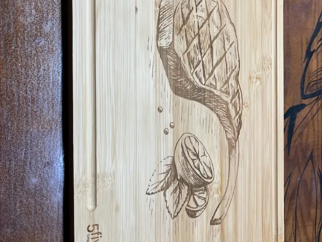 Planche à découper en bambou avec motif de tomahawk et citron