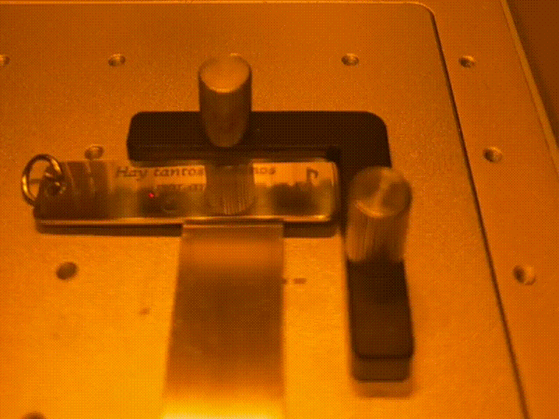 Llavero rectangular de metal con frase grabada