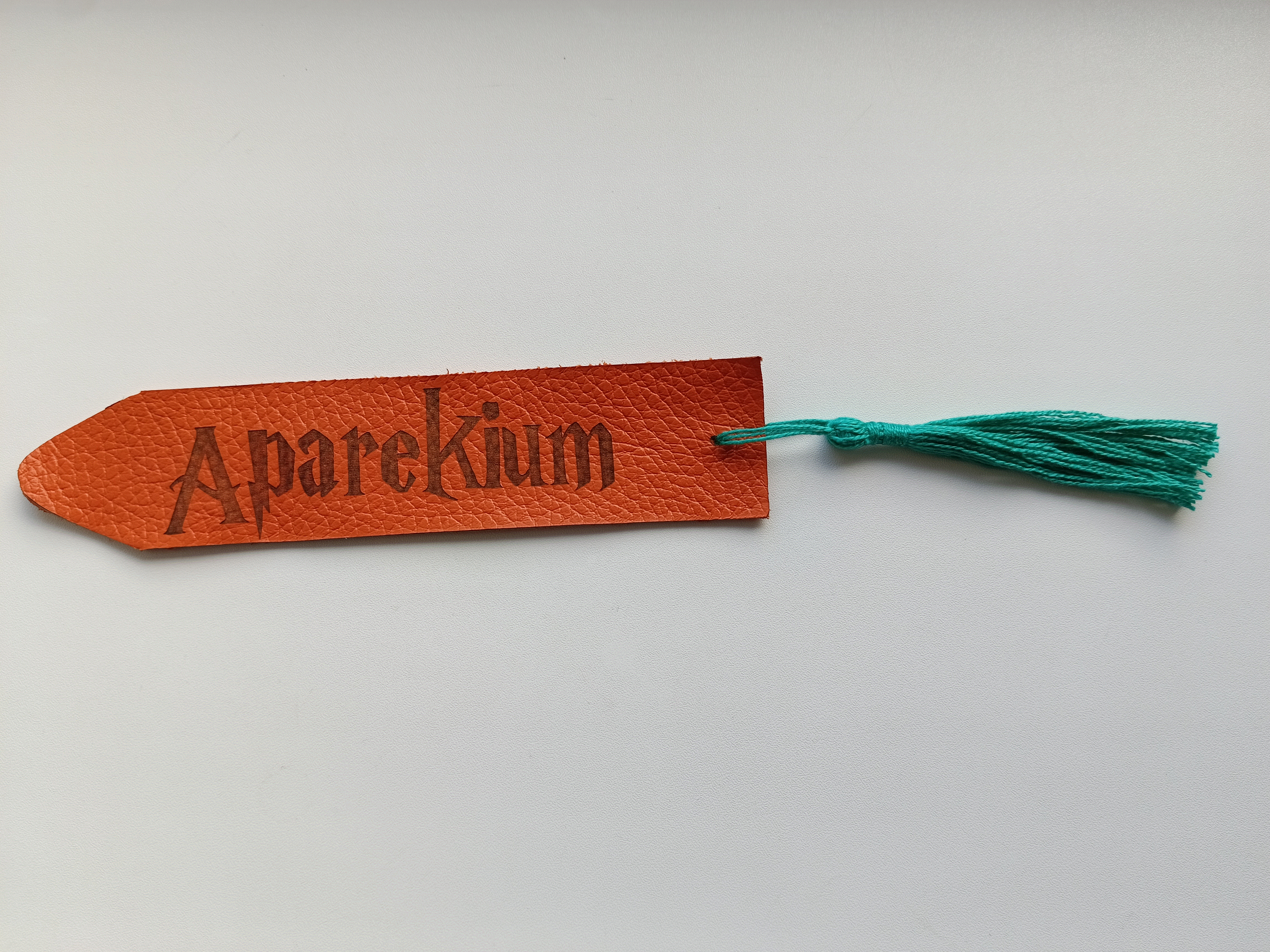 [Laser cut and engrave,Screen printing] Книжная закладка из кожи