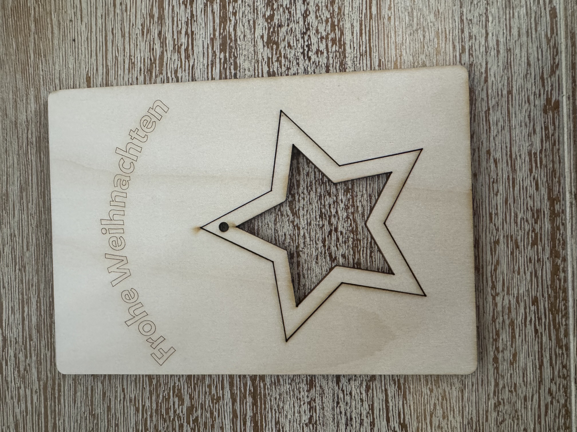 [Laser cut and engrave] Holzanhänger Stern mit Frohe Weihnachten Schriftzug
