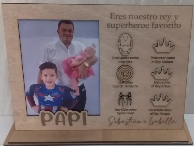 Portarretrato de madera personalizado para papá con temática de superhéroes