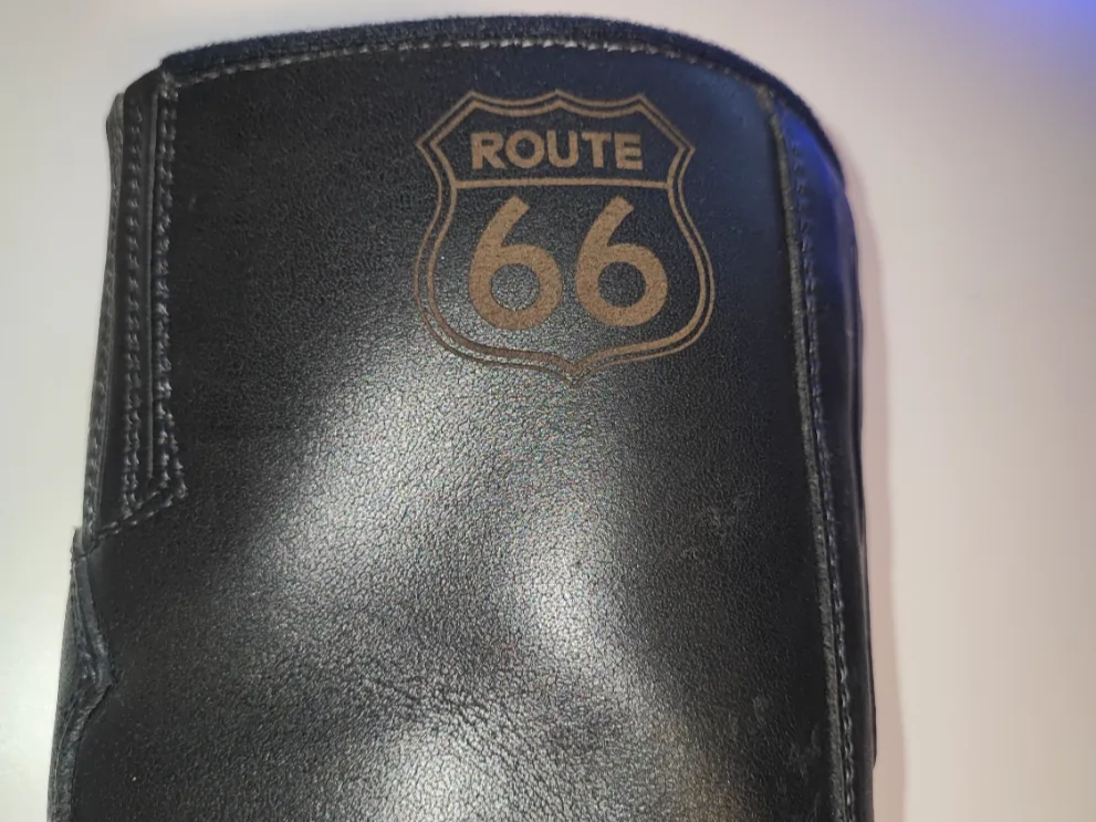 Schwarzer Motorrad Stiefel mit Route 66 Motiv