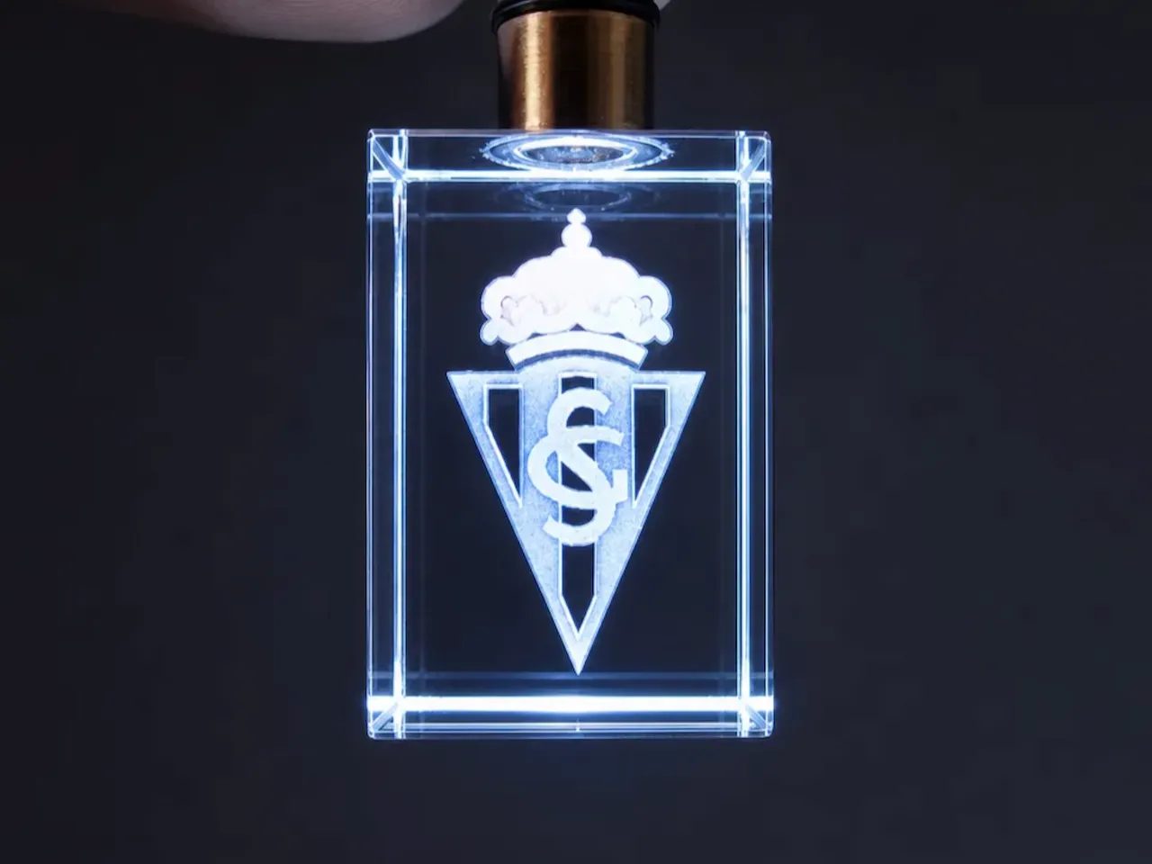 [Laser cut and engrave] Llavero de cristal iluminado con escudo del Celta de Vigo