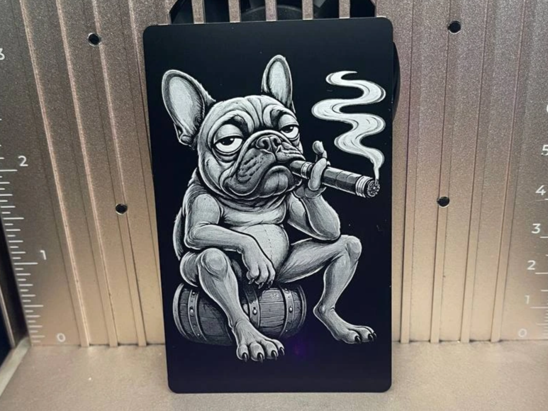 Rauchende Französischen Bulldogge auf Aluminium Visitenkarte