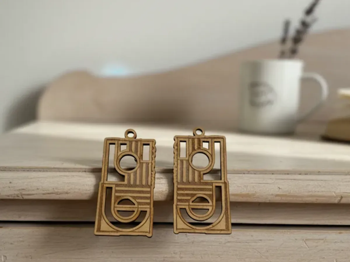 [Laser cut and engrave] Geometrische Ohrringe mit abstraktem Linienmuster