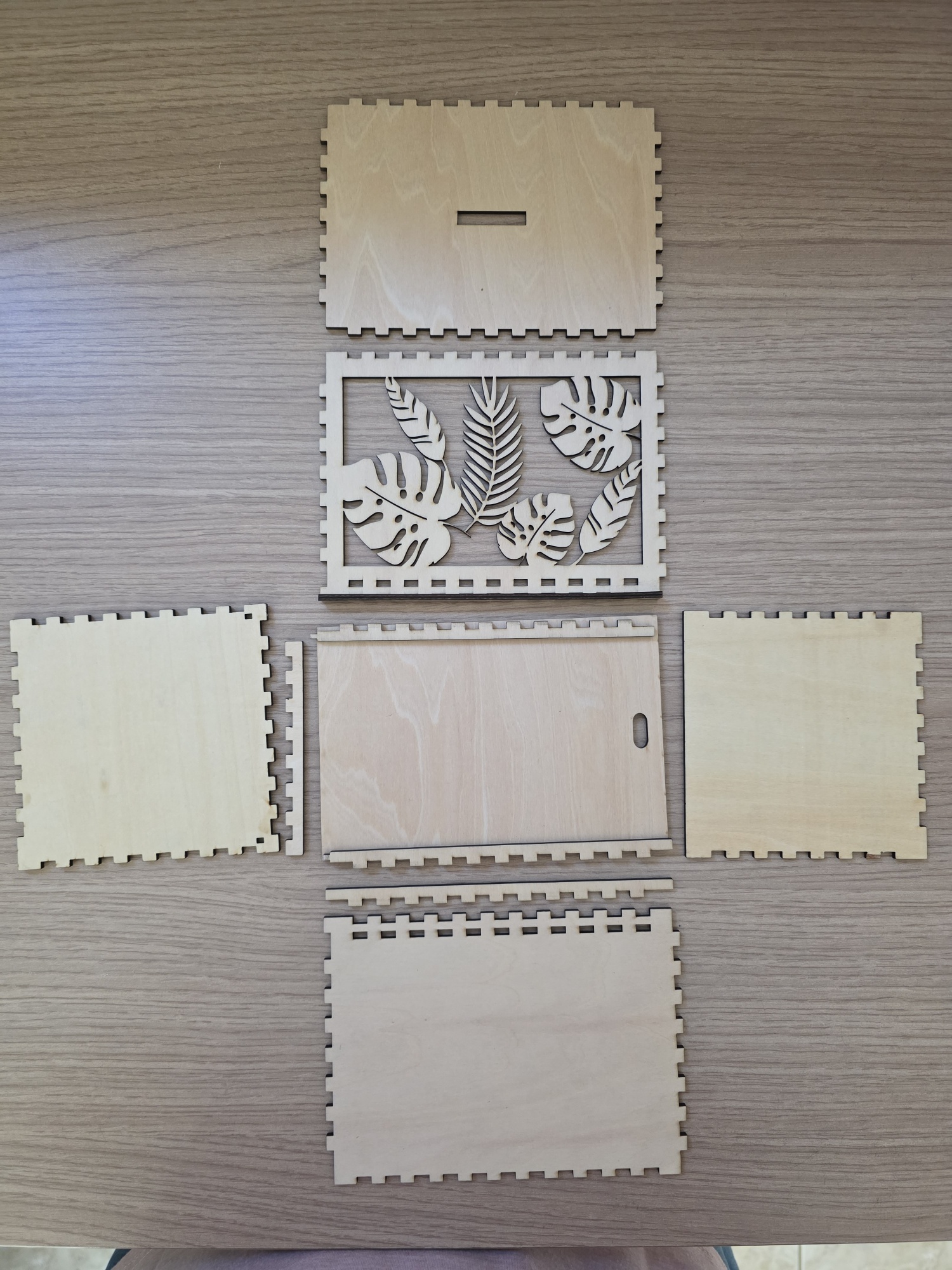 [Laser cut and engrave] Tirelire en bois avec motif de feuilles tropicales