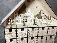 [Laser cut and engrave] Drewniany kalendarz adwentowy w kształcie domku z szufladkami