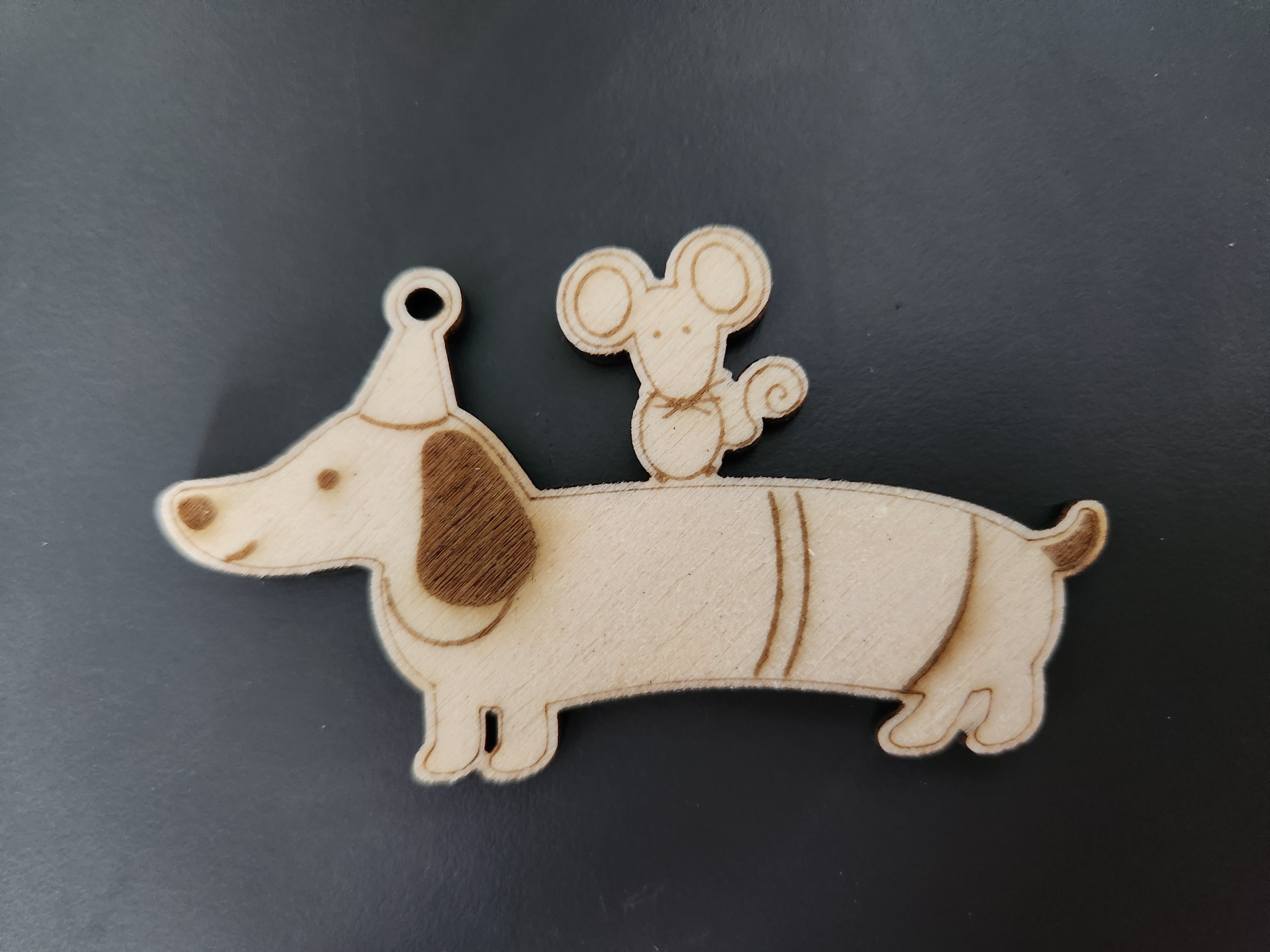 [Laser cut and engrave] Dackel Anhänger mit Partyhut