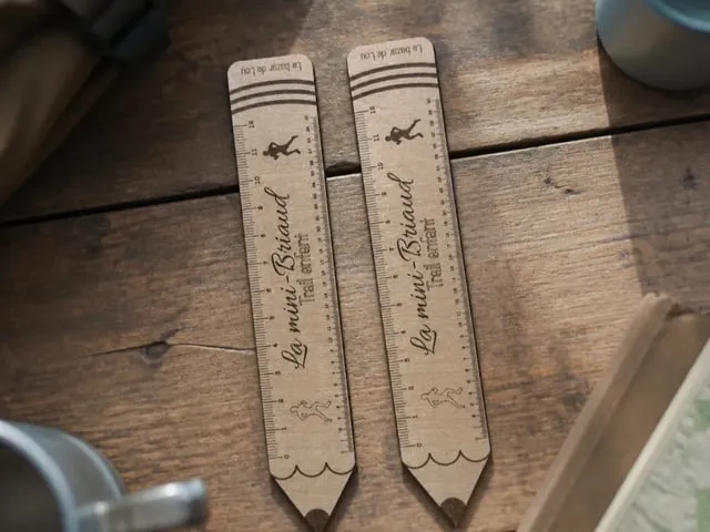 Règle en bois en forme de crayon pour enfant