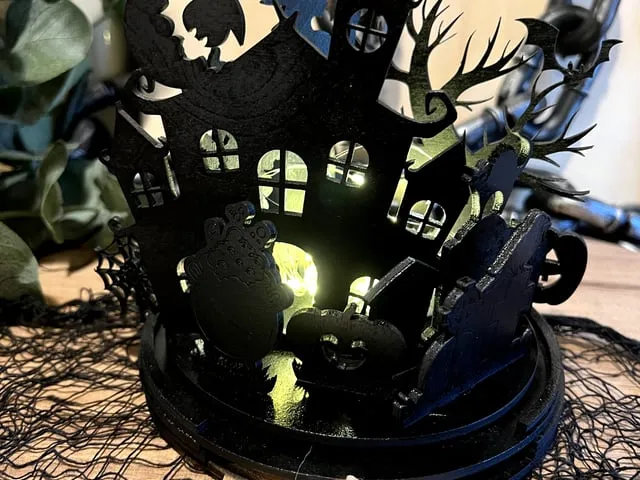 Svítící točící se strašidelný dům jako středobod na Halloween instruction: step 3 - Strašidelná scéna