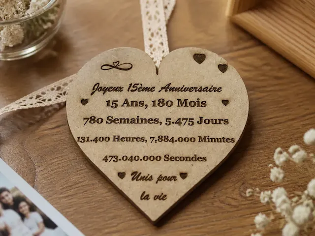 Cœur suspendu en bois pour 15ème anniversaire de mariage