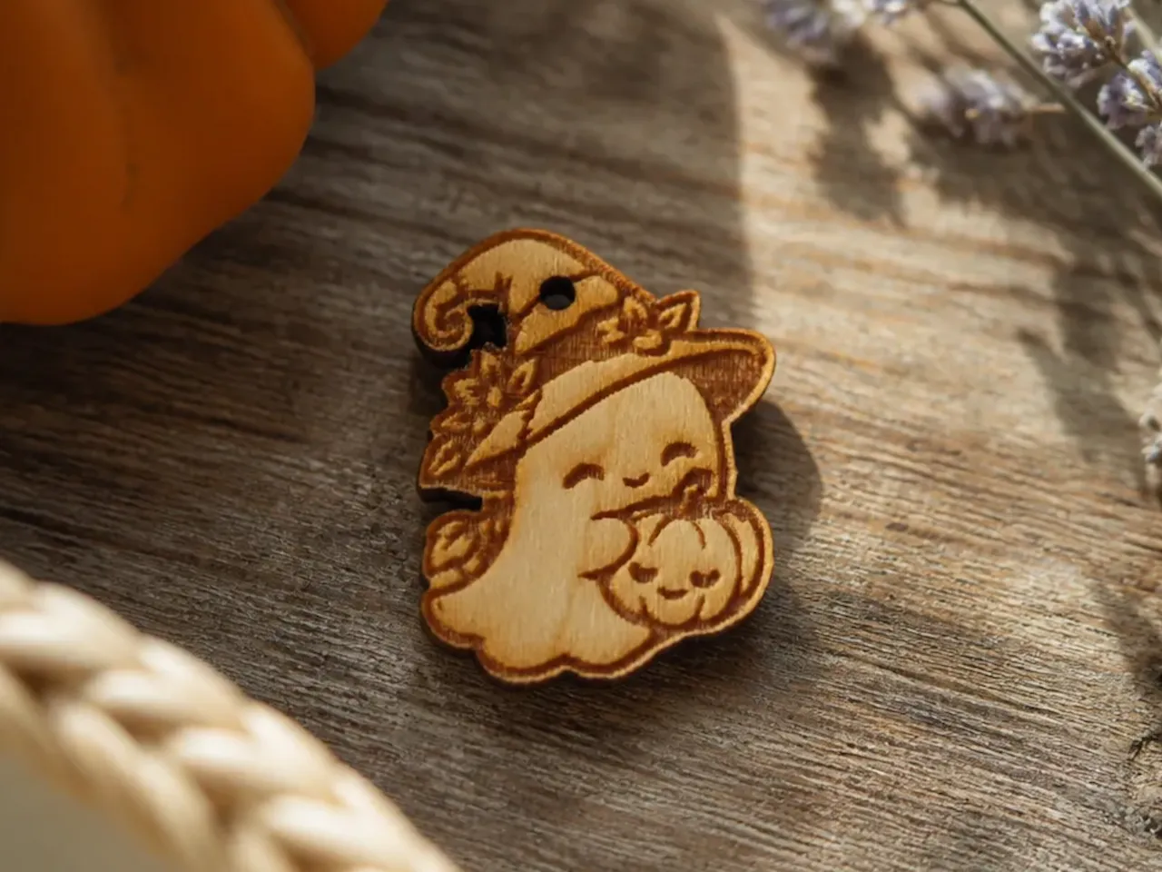 [Laser cut and engrave] Pendentif fantôme avec chapeau de sorcière et citrouille