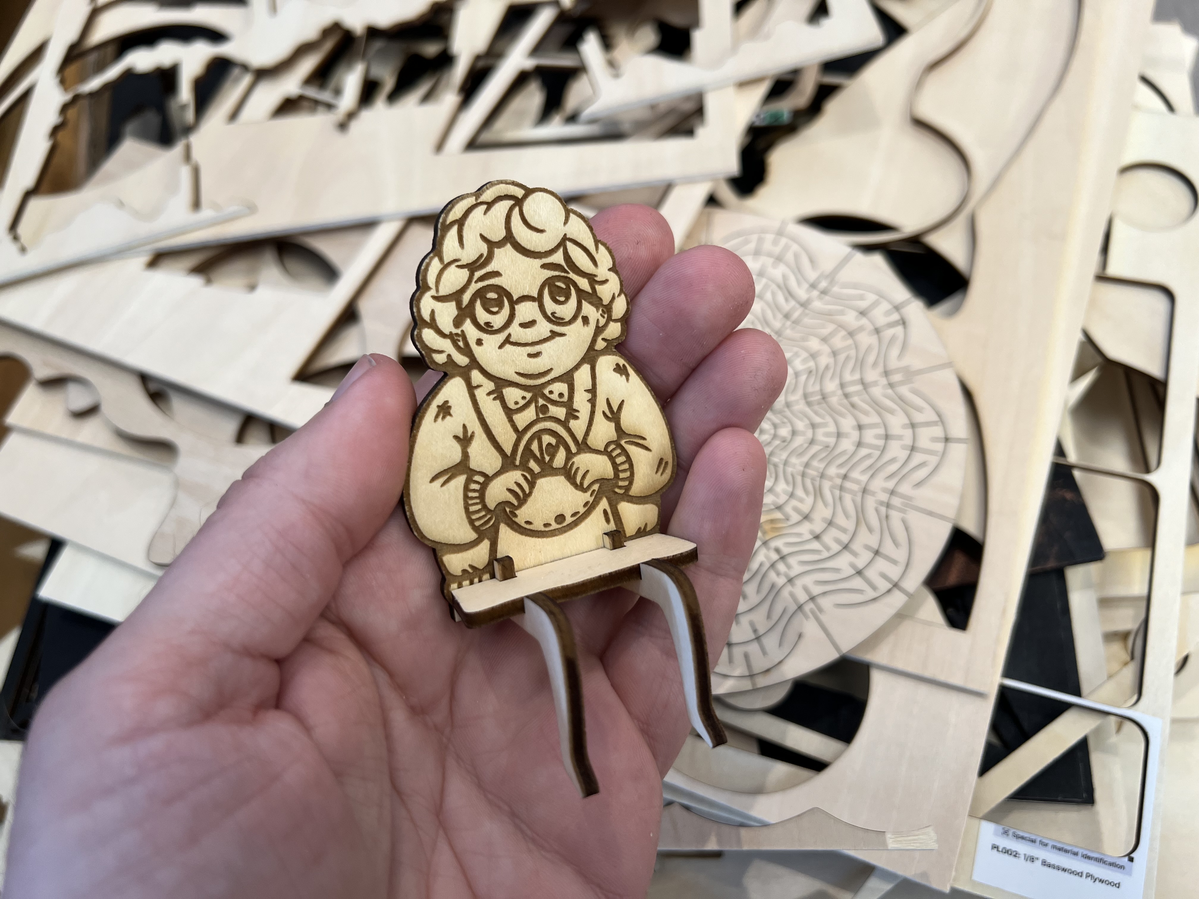 [Laser cut and engrave] Grandmother figure phone stand with glasses and basket