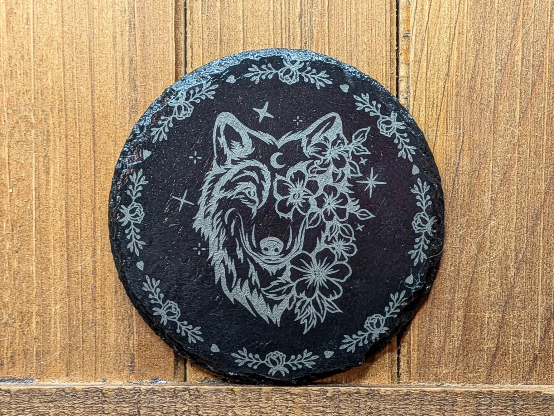 🐺🌸Round Slate Coaster Featuring Floral Wolf Illustration