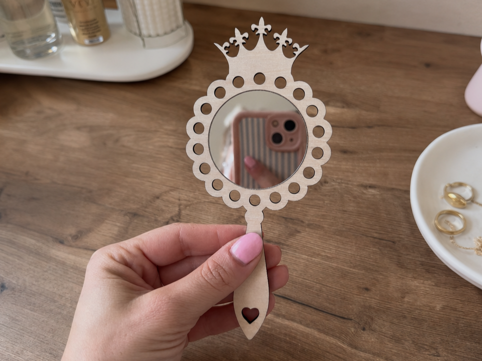 Miroir à main avec couronne et détail en forme de cœur