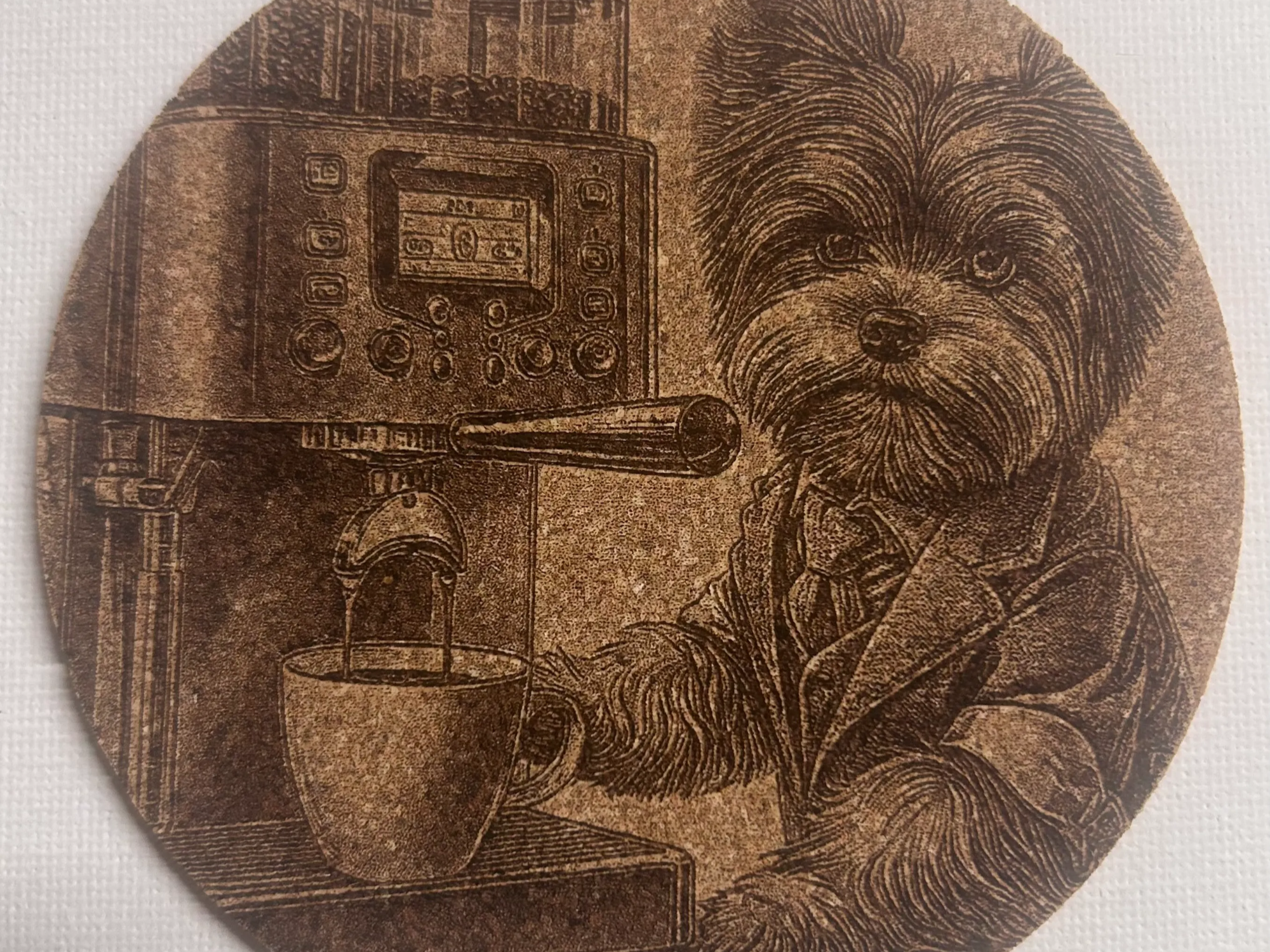 Sous-verre rond illustré d'un chien en costume préparant un café